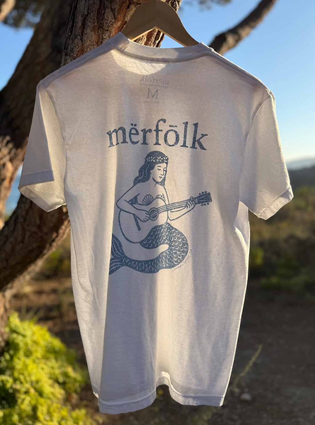 mërfōlk guitar tee- white and blue