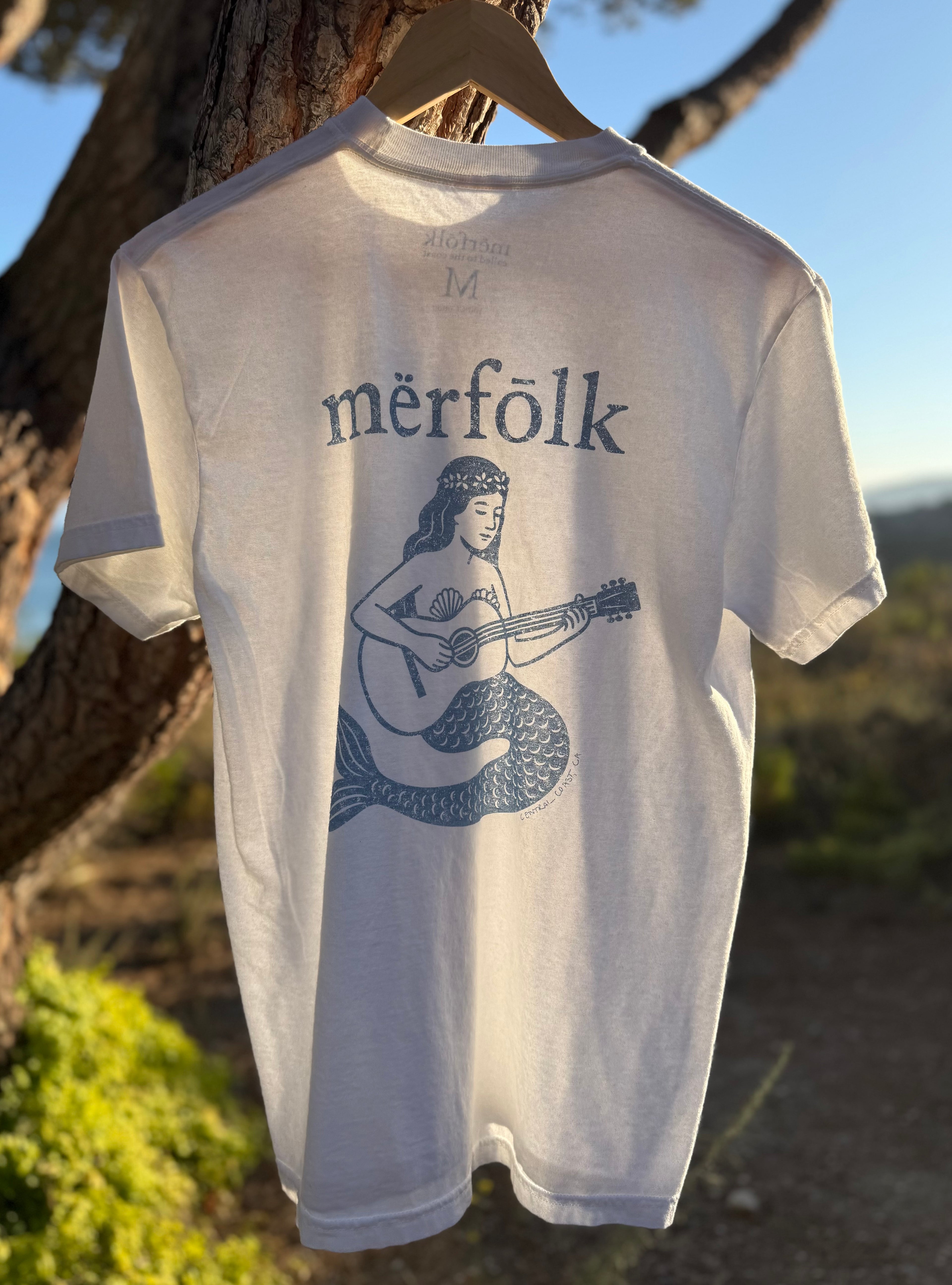 mërfōlk guitar tee- white and blue