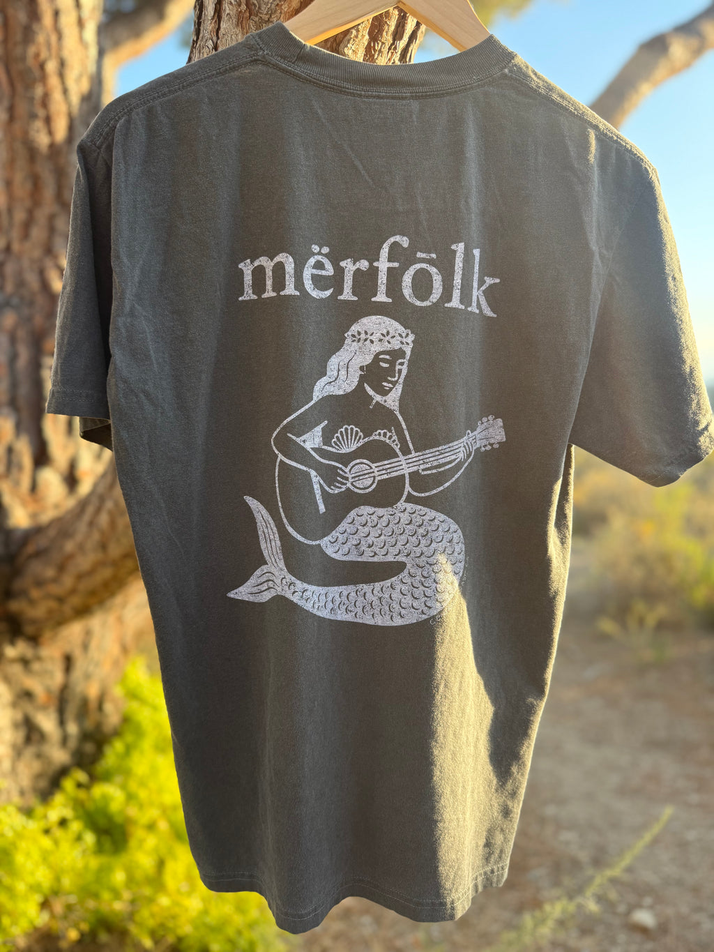 mërfōlk guitar tee- salt and pepper