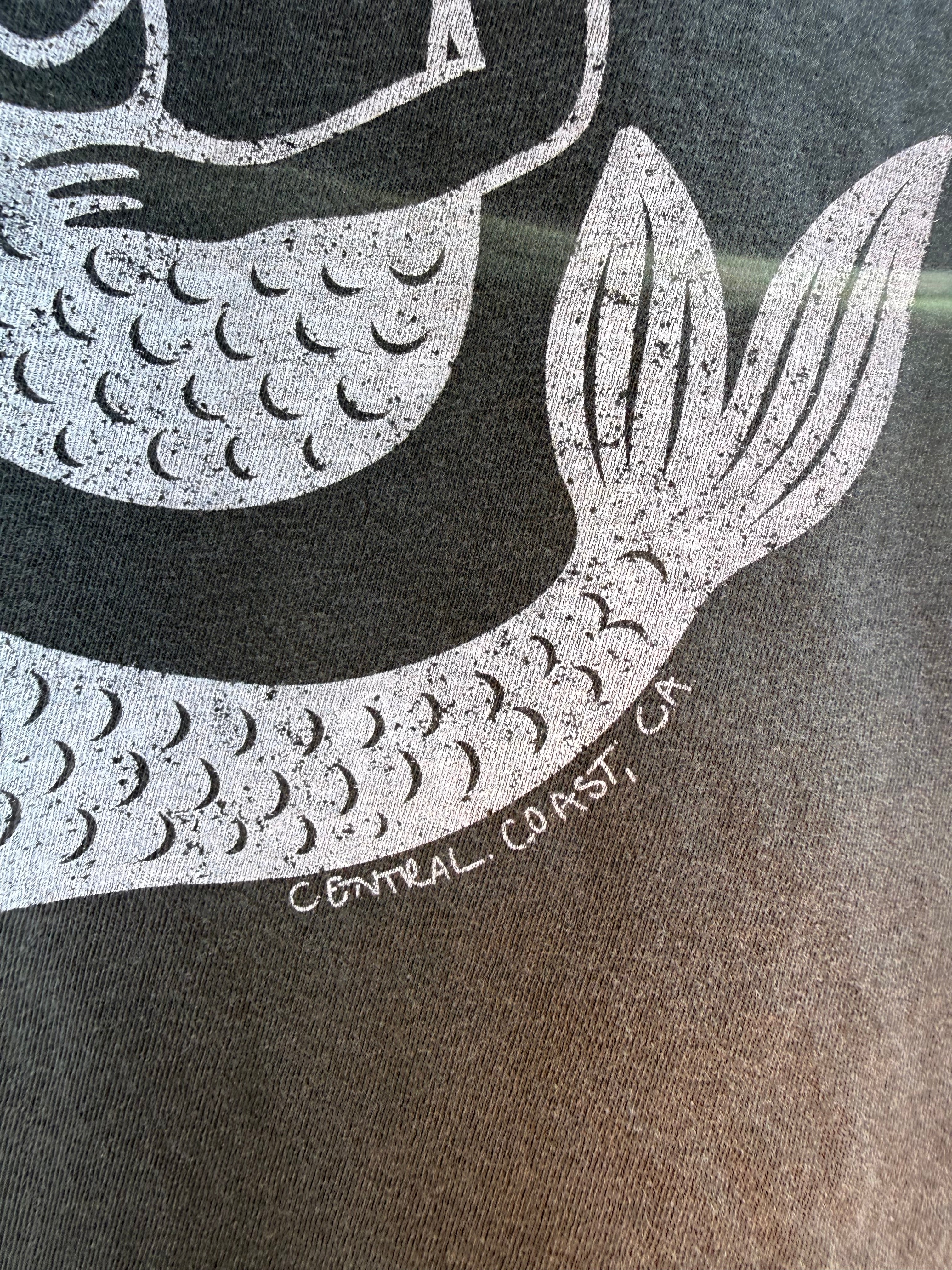 mërfōlk guitar tee- salt and pepper