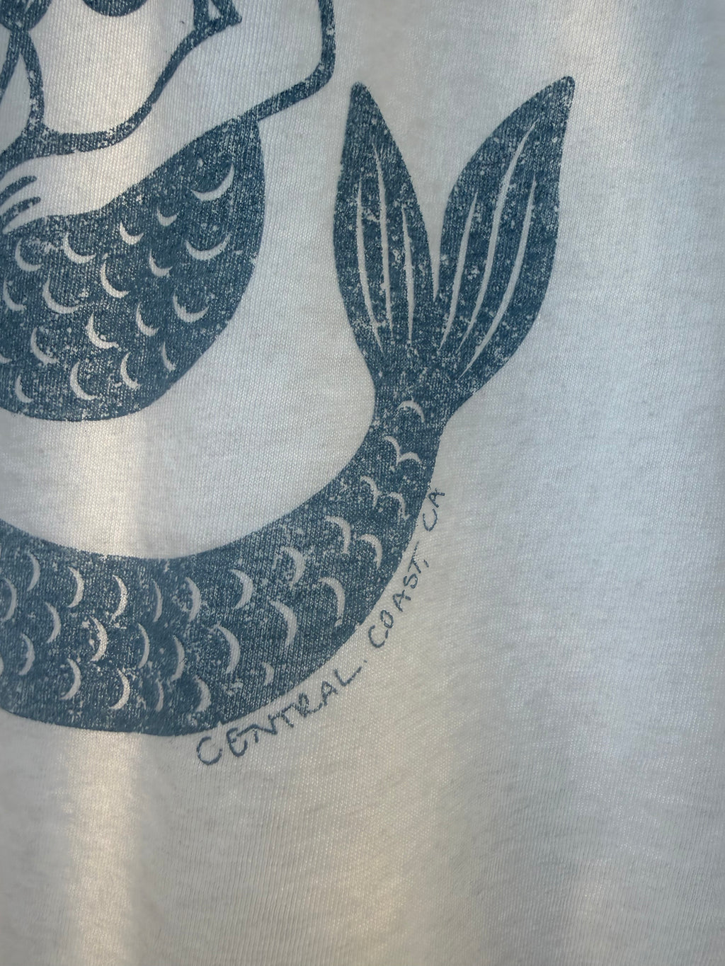mërfōlk guitar tee- white and blue