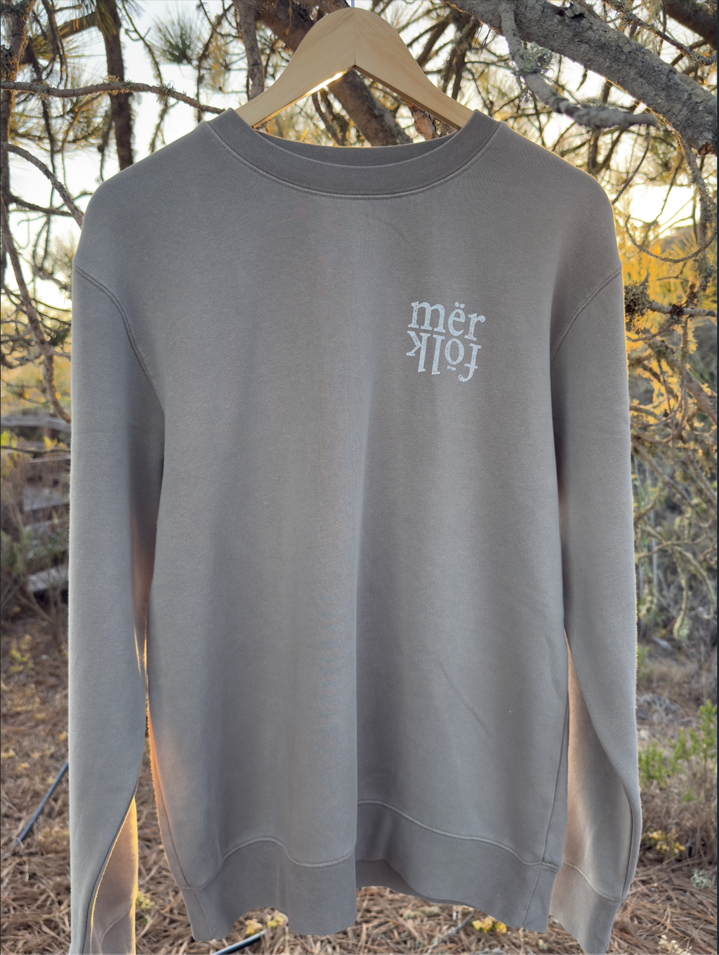 mërfolk crew neck crest sweater- beige and white