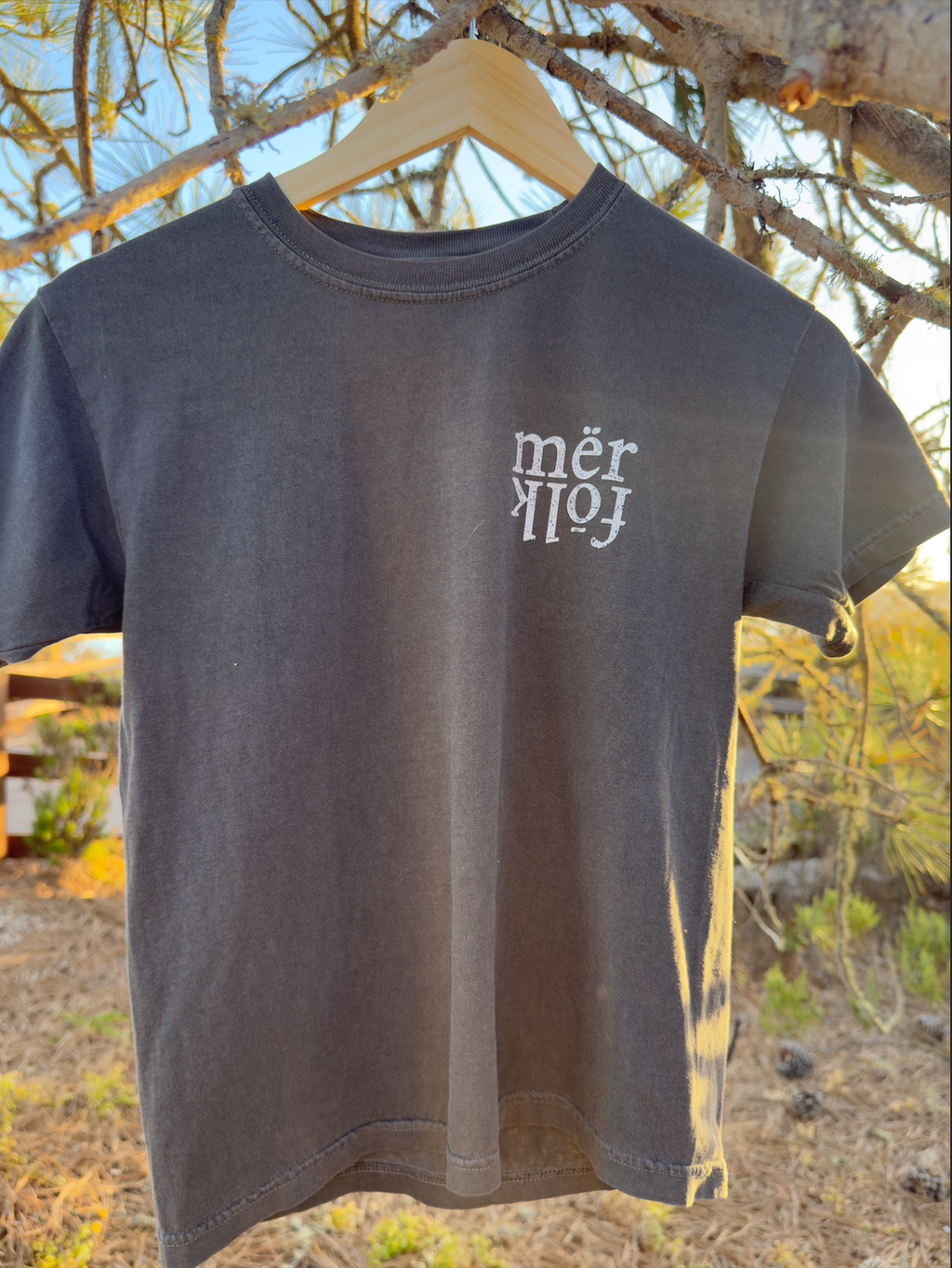 mërfōlk fishing tee- youth- pepper