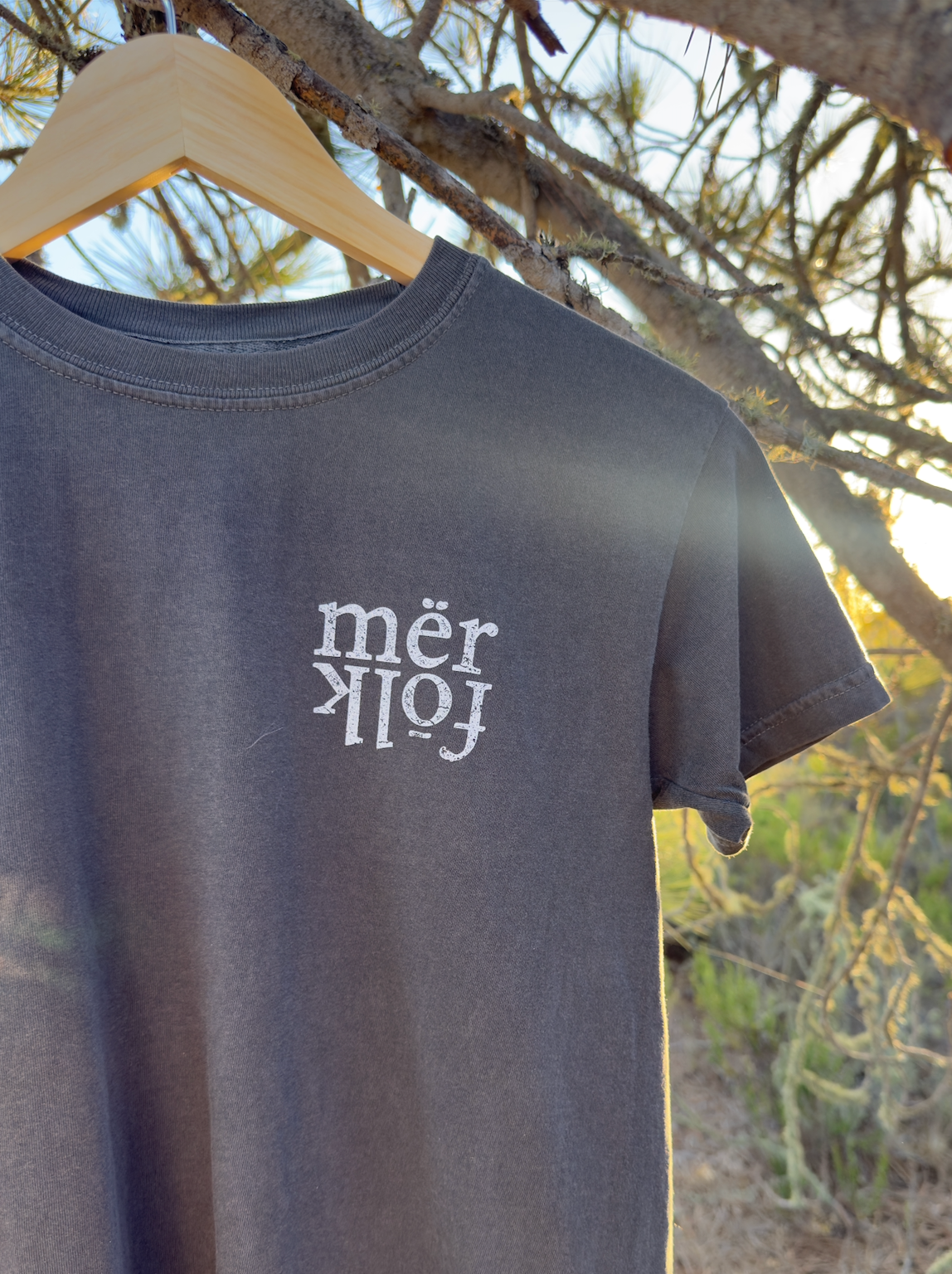 mërfōlk fishing tee- youth- pepper