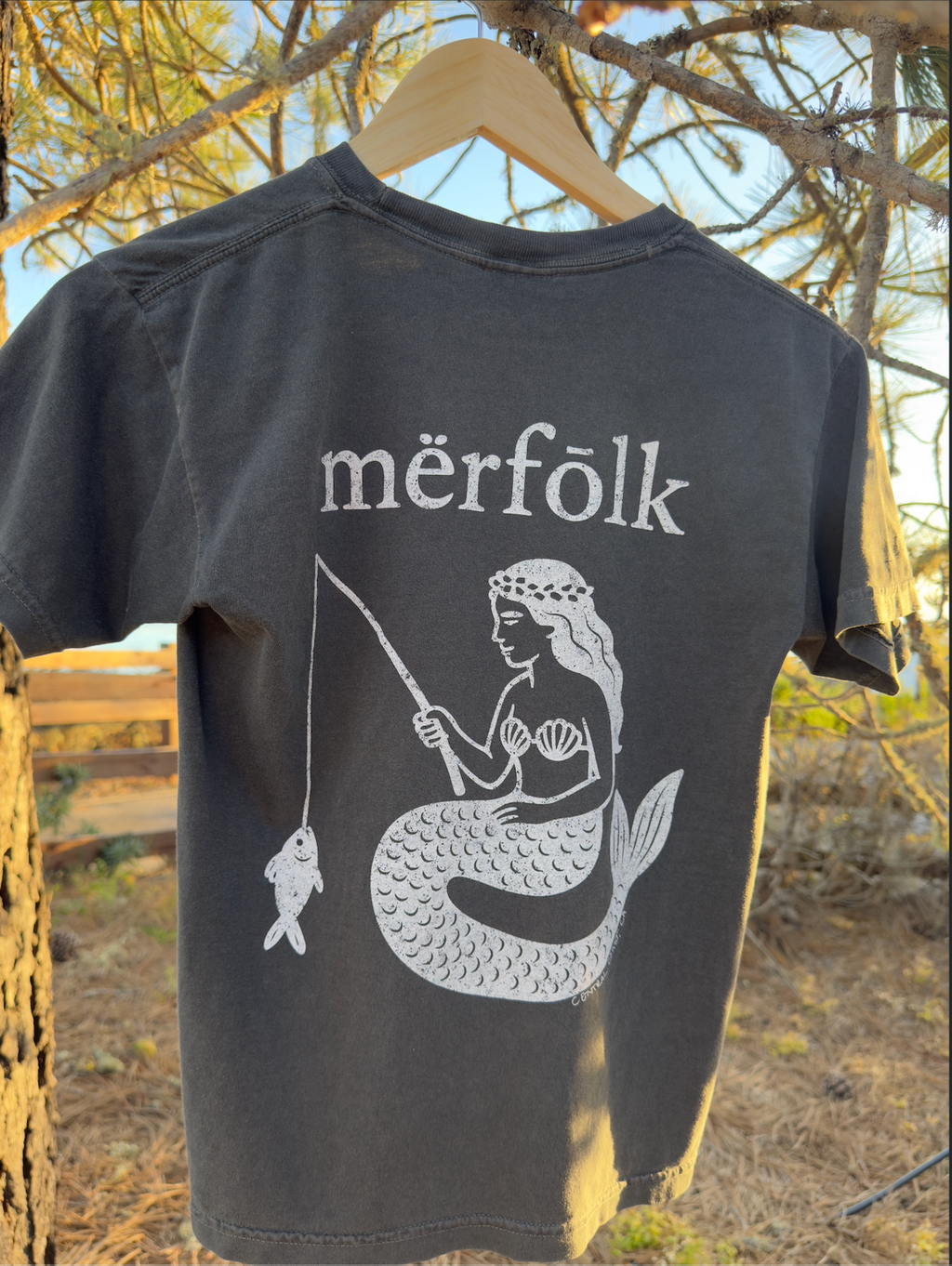 mërfōlk fishing tee- youth- pepper