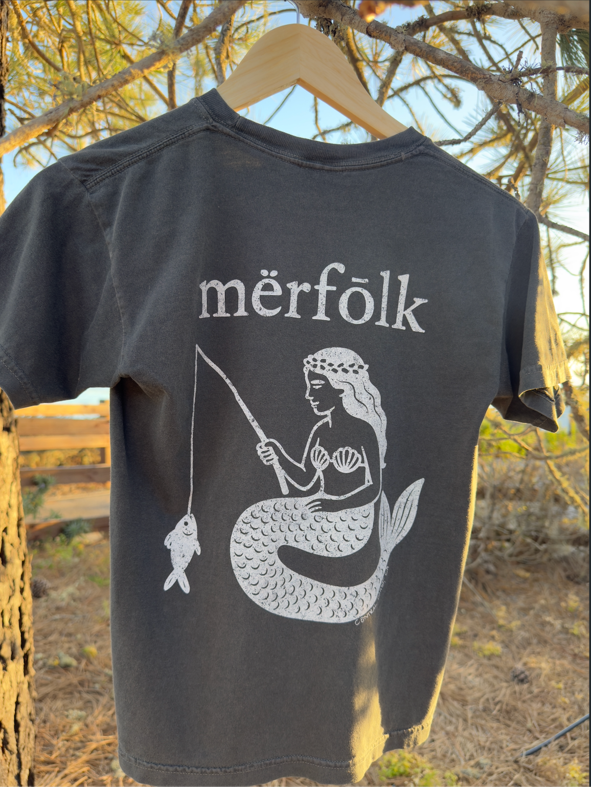 mërfōlk fishing tee- youth- pepper
