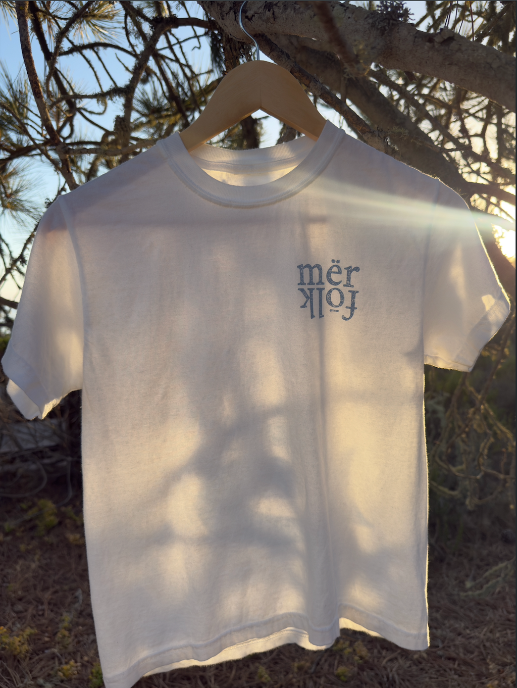 mërfōlk guitar tee- youth- white and mërfolk blue