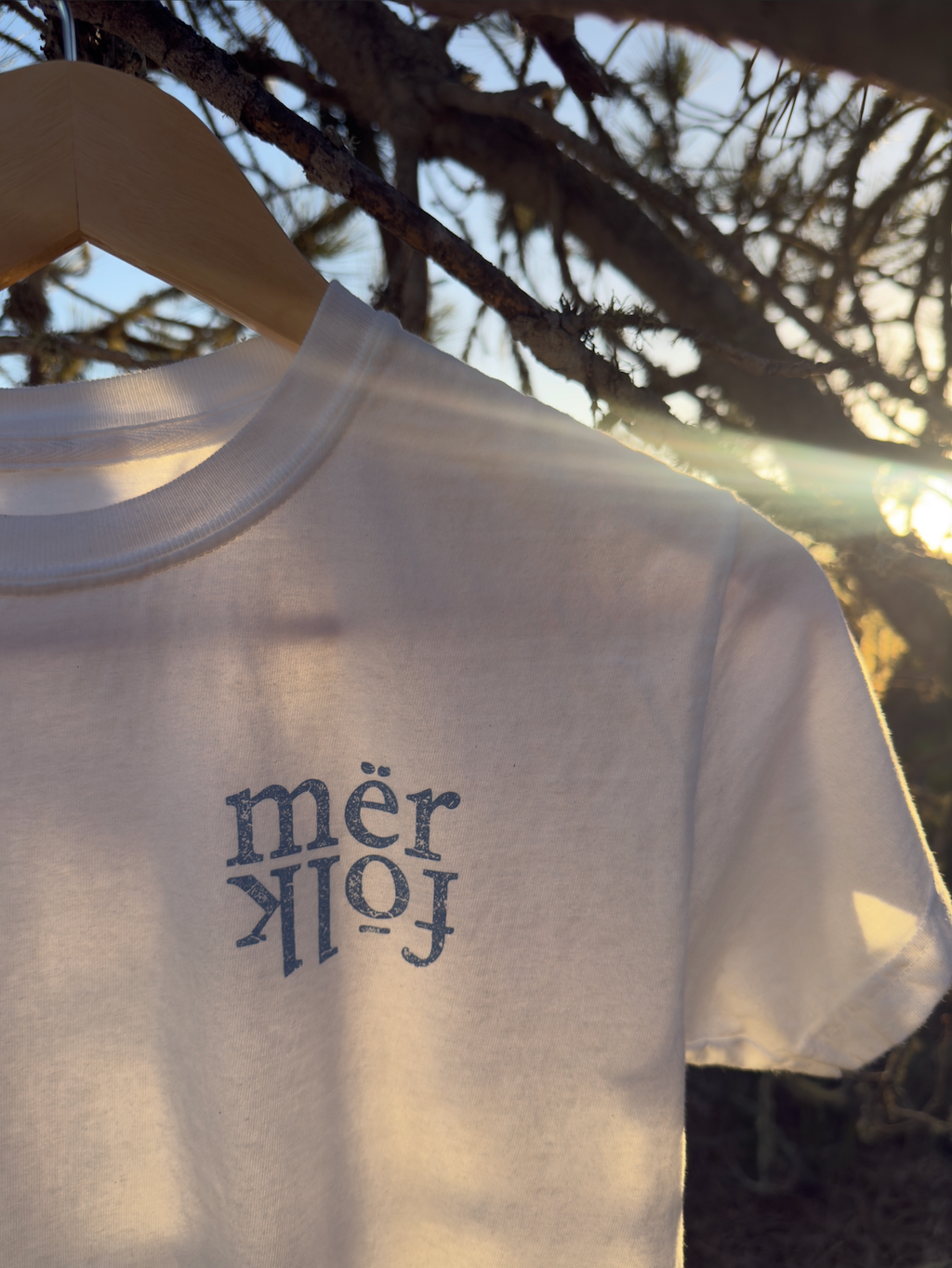 mërfōlk guitar tee- youth- white and mërfolk blue