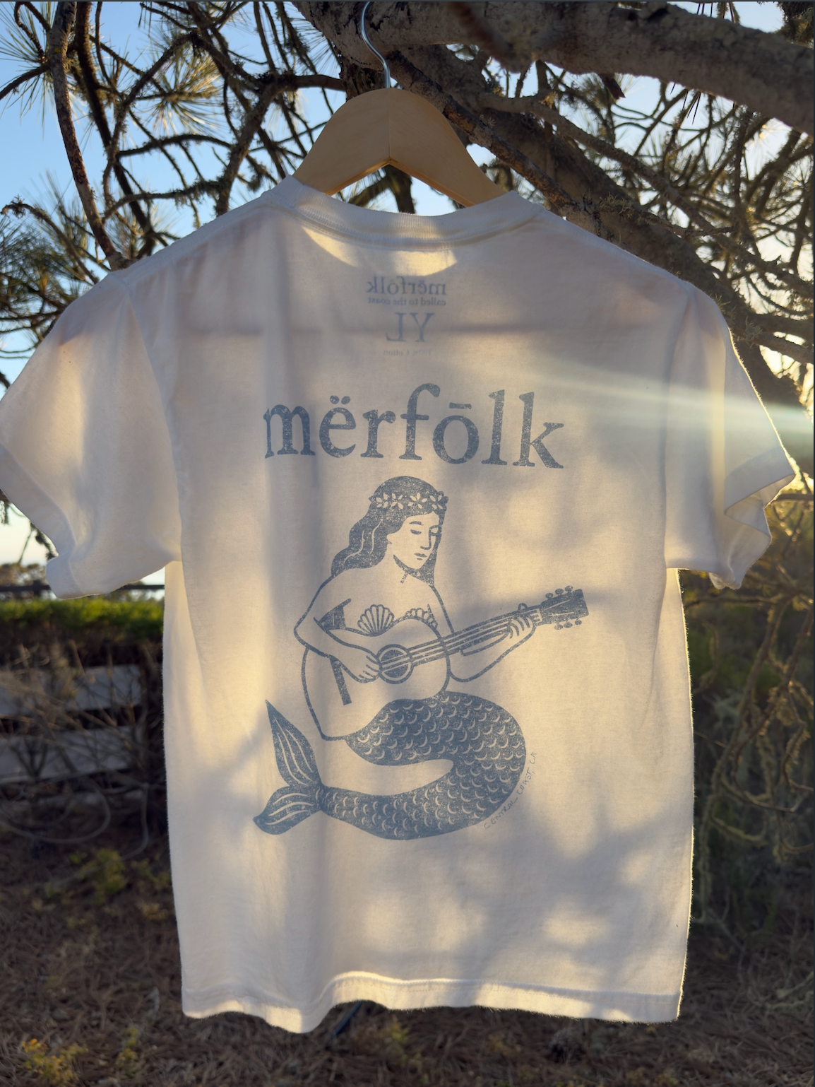 mërfōlk guitar tee- youth- white and mërfolk blue